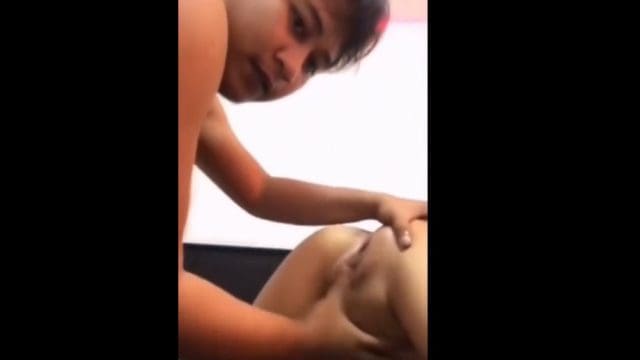 Minasahe muna ang burat bago turokan ng malaking karayum